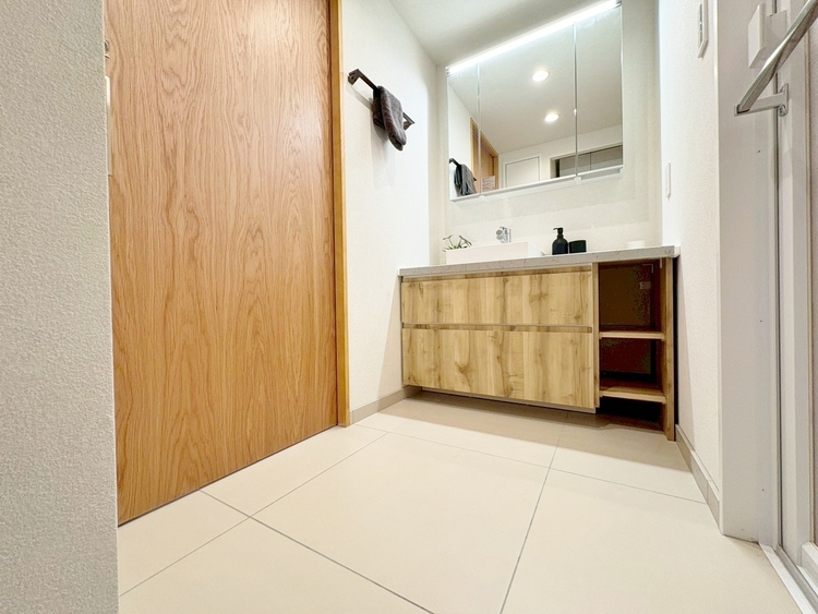 その他 十分な広さの脱衣所。