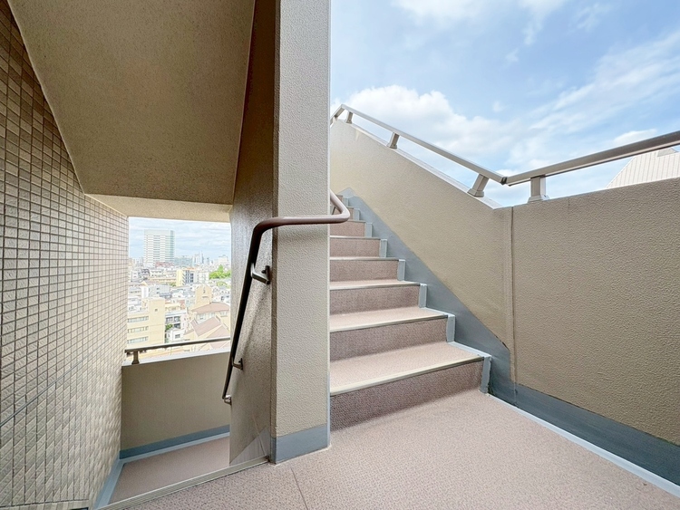 その他 共用部の階段です。明るく清潔に管理されています。