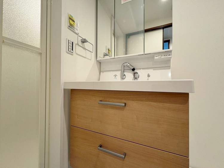 その他 清潔感を感じられる洗面化粧台。