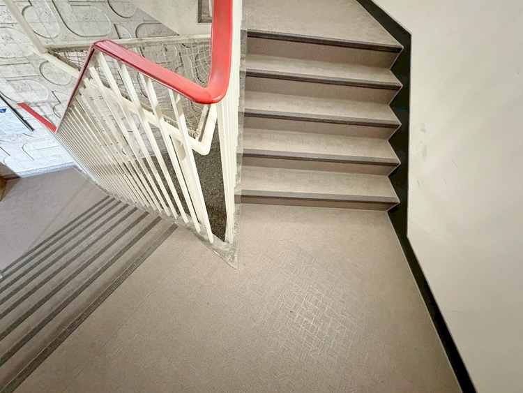 その他 共用部の階段です。明るく清潔に管理されています。
