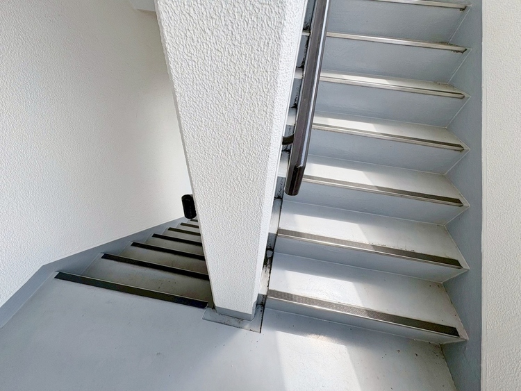 その他 共用部の階段です。明るく清潔に管理されています。