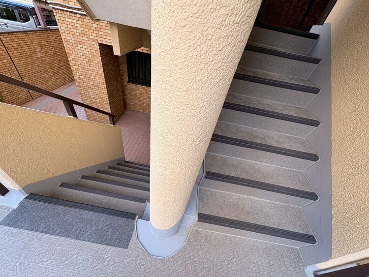 その他 共用部の階段です。明るく清潔に管理されています。