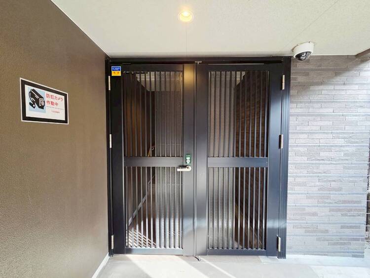 その他 共用部の階段です。明るく清潔に管理されています。