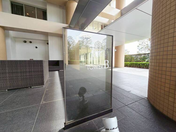 その他 スタイリッシュなエンブレム。お洒落なマンションは入り口から。