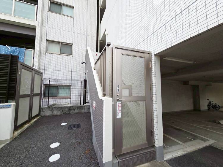 その他 共用部の階段です。明るく清潔に管理されています。