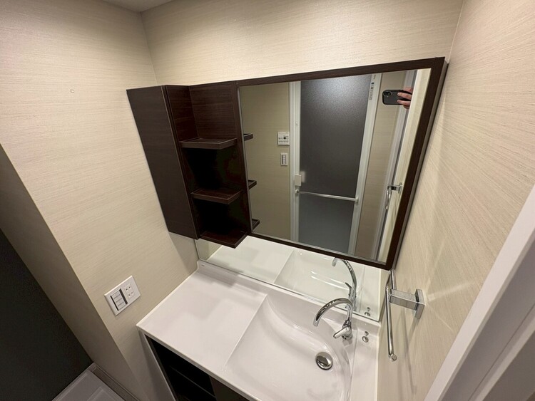 その他 清潔感を感じられる洗面化粧台。