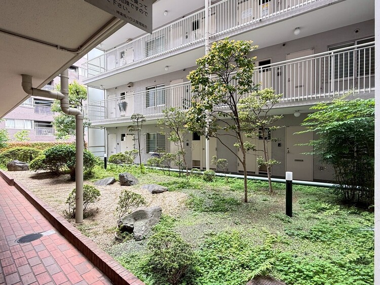 その他 スタイリッシュなエンブレム。お洒落なマンションは入り口から。