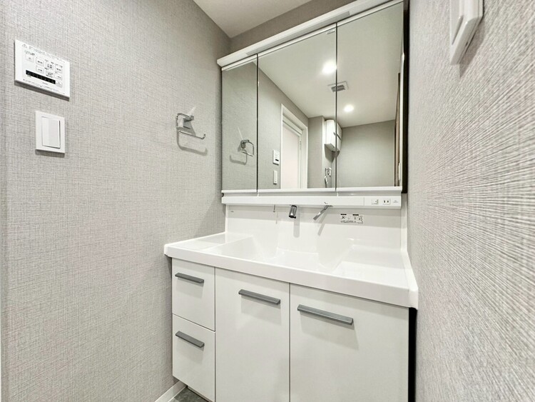 その他 清潔感を感じられる洗面化粧台。