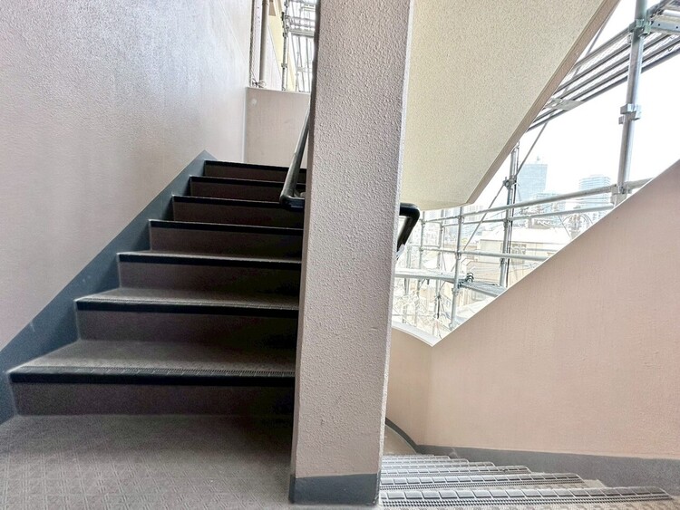 その他 共用部の階段です。明るく清潔に管理されています。