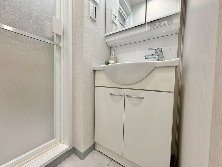 その他 清潔感を感じられる洗面化粧台。