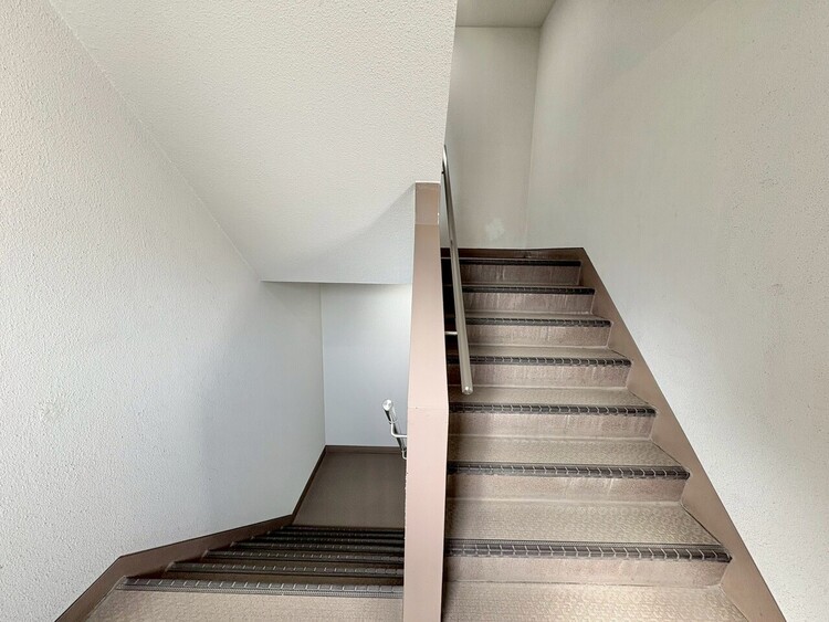 その他 共用部の階段です。明るく清潔に管理されています。