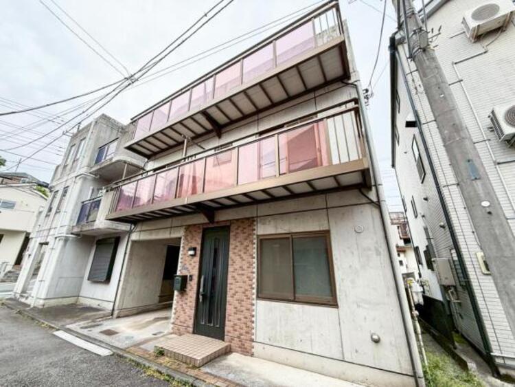 外観 開放感があり日当りも良好です！目の前に広がる開放感とゆとり。暮らしの夢を育む住まいがここにあります！穏やかな風と陽光を導き、プライバシーに配慮された設計プランで居住性を一段と心地よいものにしています！ 