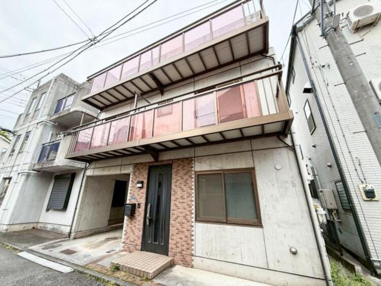 外観 緑に恵まれたエリアで、自然に包まれた穏やかな暮らしを実現！！緑の潤いを感じながらホッと生活できそう。四季の移り変わりを感じられる贅沢な空間で、暮らしの夢を育む、あらたな住生活をスタートしてみませんか？ 