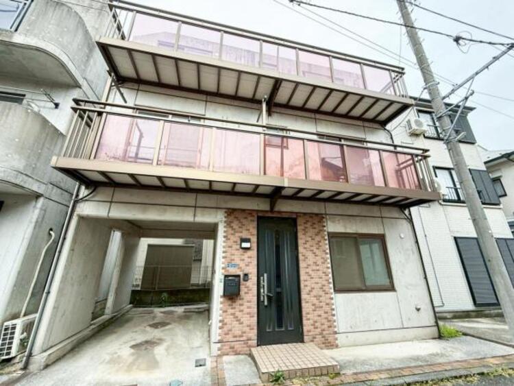 外観 住みやすさとデザイン性を両立させた欲張りな住宅が登場しました　相反しがちなことが相互作用でより良質に！本物だけが表現することができる質の高い機能美はよきものをつなげた古くからの伝統と最新技術の結晶です 