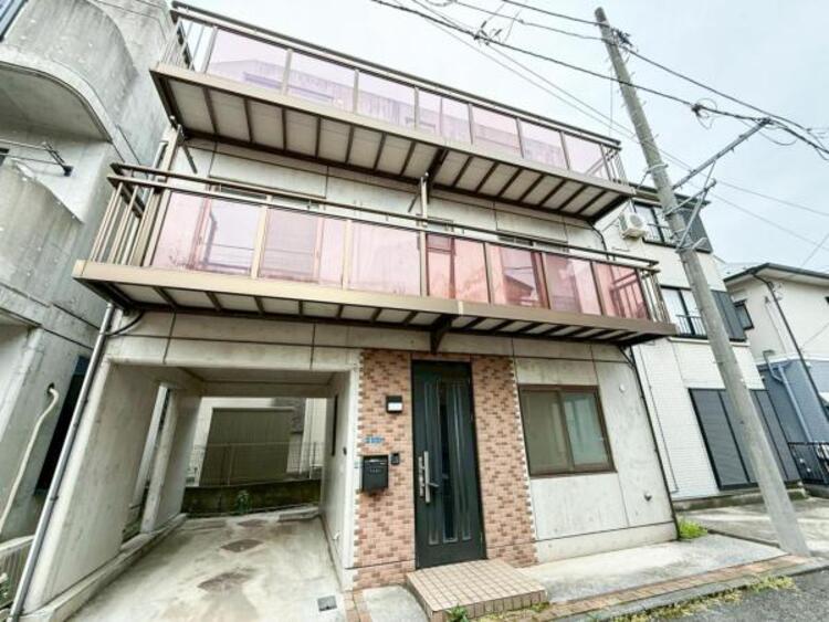 外観 おうちの前面道路は交通量の少ない生活道路で駐車もらくらく。車庫入れ苦手なママや小さなお子様も安心です　何気ない日常の中でストレスの少ない生活はふとした時に大きな満足をきっとあたえてくれます！！ 