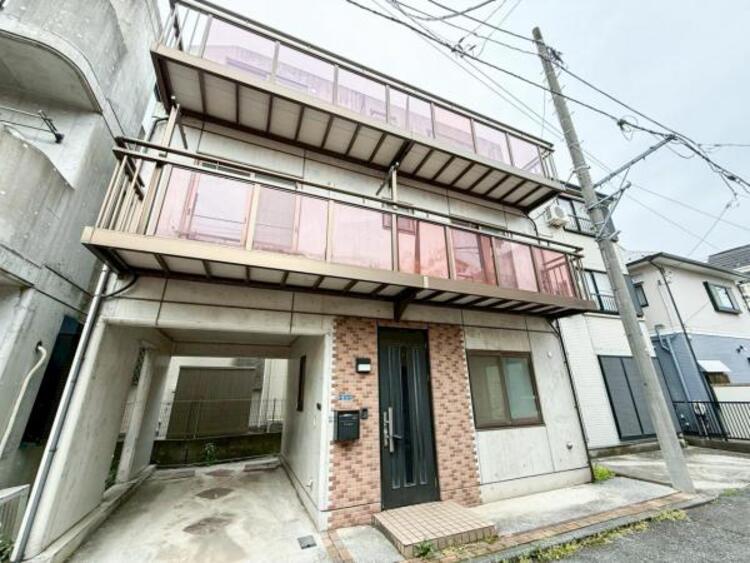 外観 青空を背景にスタイリッシュな外観が住まう人に誇りを与えます。駅周辺施設も利用でき快適生活が送れます！四季を通じて自然と触れ合えるスポットが周辺には沢山あり、お散歩やジョギング週末の遊びにおすすめです。 