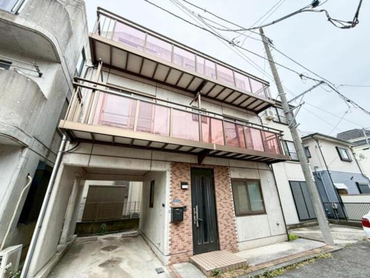 外観 快適な住環境エリアで爽やかな中にも温かみを感じるデザイン！！時と共に装いを変える街の景観も独り占め。採光や開放性に恵まれ、暮らしの夢を育む理想の住まいがここにはあります！この街の景観をお楽しみ下さい。 