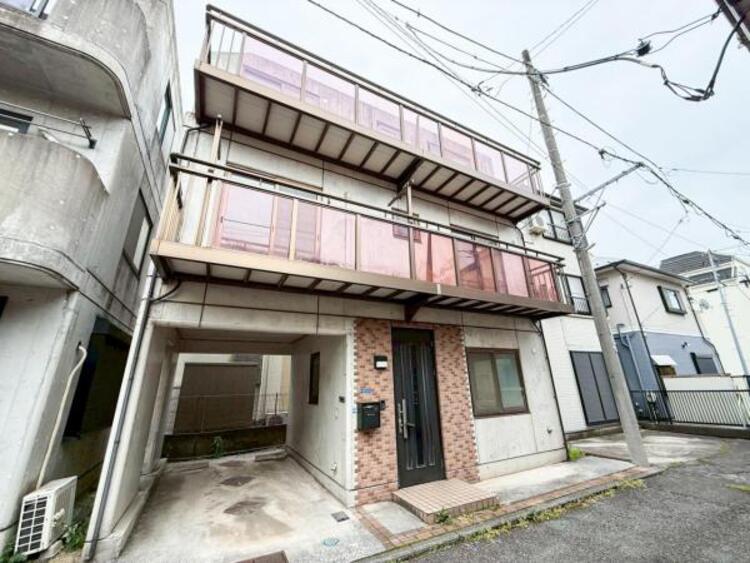外観 一戸建てを中心とした街並が続き、静かで落ち着いた住環境です。心地よいライフスタイルが実現できる予感。少しでも豊かに、快適に。そんな想いから生まれた本邸宅は、これから先のお住まいをきっと支えてくれます。 