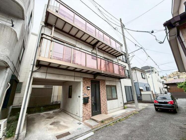 外観  長く愛着を持って住んで頂きたいから飽きのこないデザインに！！緑の潤いを感じながらホッと生活できそう。 閑静な住宅地に馴染む落ち着いた色合いの外観は月日が経っても温かみのある邸宅として佇み続けます。  