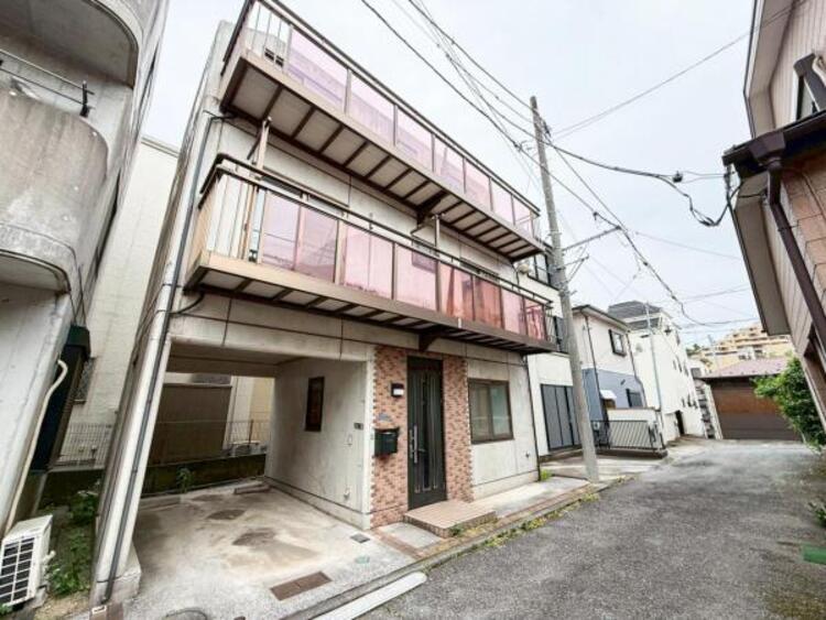 外観 美しい外観やくつろぎの空間にふさわしい素材で満ちております。機能性をも兼ねそろえた理想のお住まい。落ち着きある邸宅街が広がるエリアで、暮らしの夢を育む、あなただけの快適な新生活をはじめてみませんか？ 