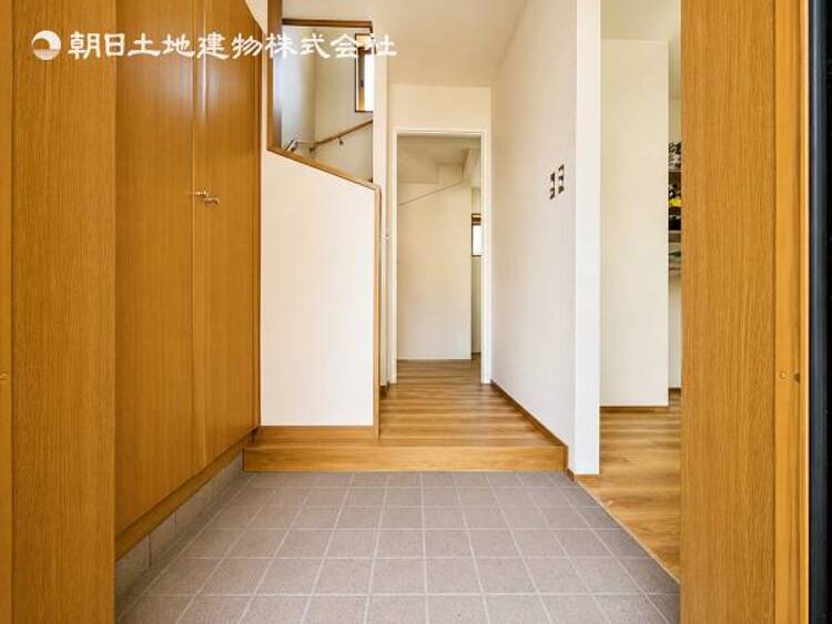 その他 【玄関】お出かけの際に小さなお子様のいるご家庭でもゆったりと靴を履かせて上げることができます。大きな荷物や抱っこしながらでもスムーズに出入り可能なストレスの少ない玄関です。