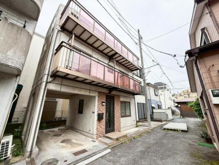 外観 おうちの前面道路は交通量の少ない生活道路で駐車もらくらく。車庫入れ苦手なママや小さなお子様も安心です　何気ない日常の中でストレスの少ない生活はふとした時に大きな満足をきっとあたえてくれます！！ 