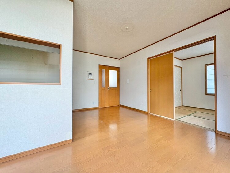 居間 飾り過ぎないシンプルな内装と偏り過ぎないデザインで統一しました。