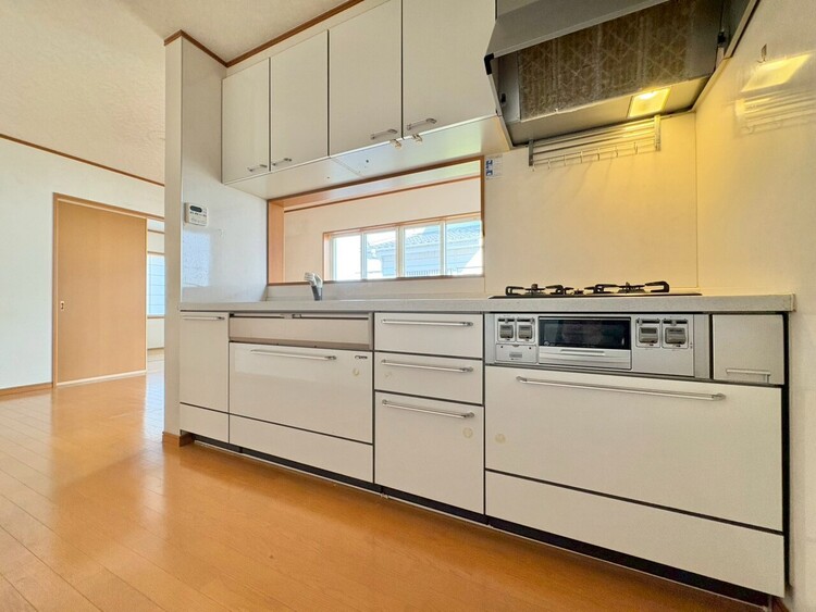 キッチン スマートな意匠と充実の機能を備えたキッチンが、暮らしにおいしい彩りを添えます。