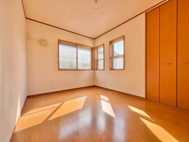 寝室 ベッドも十分に設置するスペースがあります。