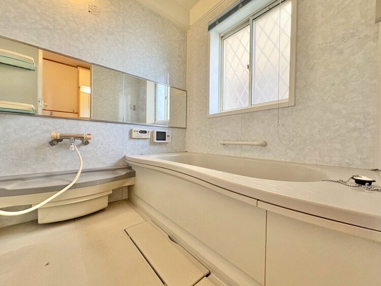 風呂 一日の疲れを癒すバスルームは、心地よいリラックスを叶える清潔感溢れる空間です。