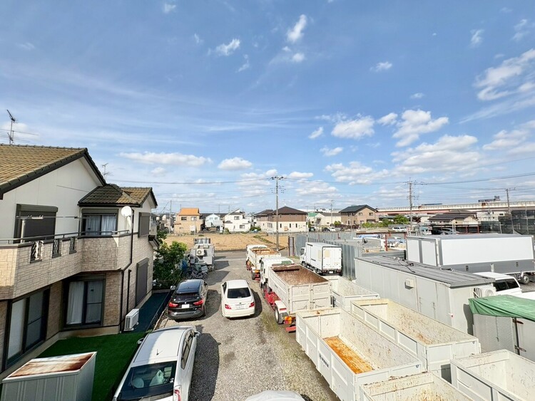 バルコニー 窓を開けると広がる青空。心をリフレッシュして日々を過ごしていきましょう。