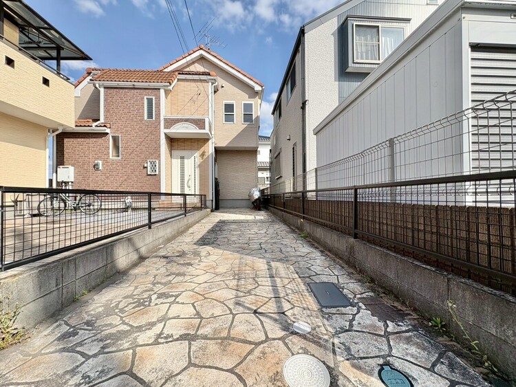 駐車場 本物件の駐車スペースです。車種制限のある場合もございますので、お気軽にお問い合わせくださいませ。