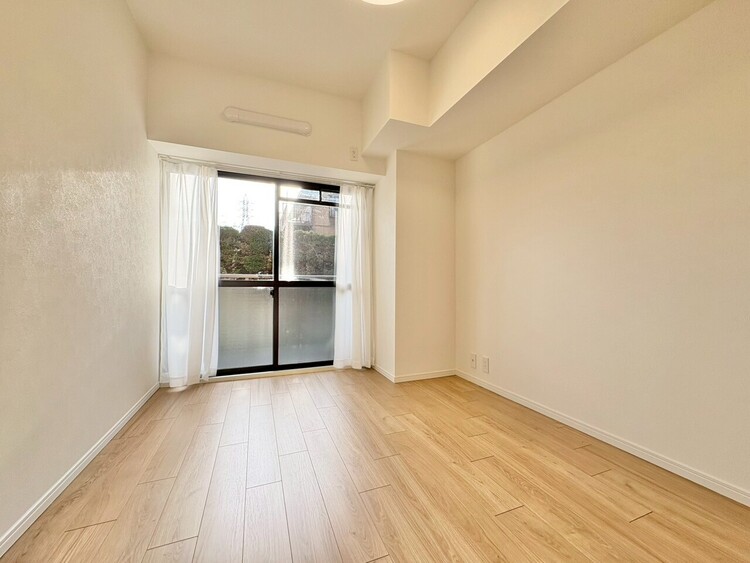 寝室 ベッドも十分に設置するスペースがあります。