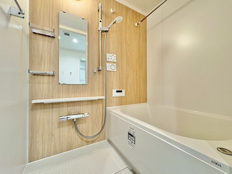 風呂 一日の疲れを癒すバスルームは、心地よいリラックスを叶える清潔感溢れる空間です。