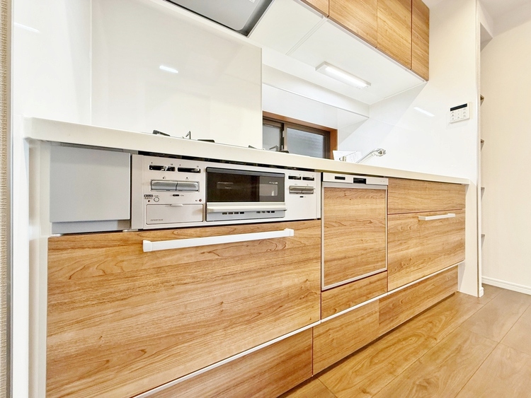 キッチン スマートな意匠と充実の機能を備えたキッチンが、暮らしにおいしい彩りを添えます。