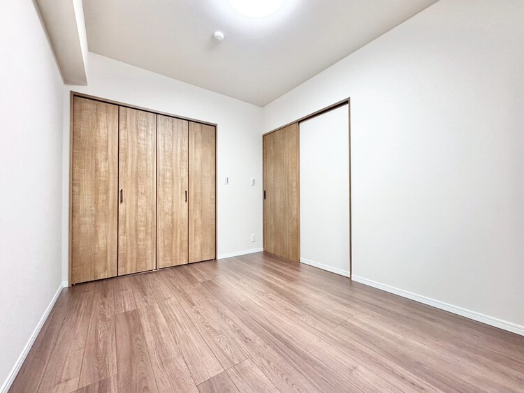 寝室 ベッドも十分に設置するスペースがあります。