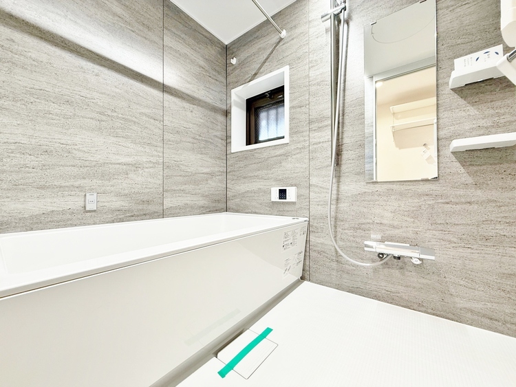 風呂 一日の疲れを癒すバスルームは、心地よいリラックスを叶える清潔感溢れる空間です。
