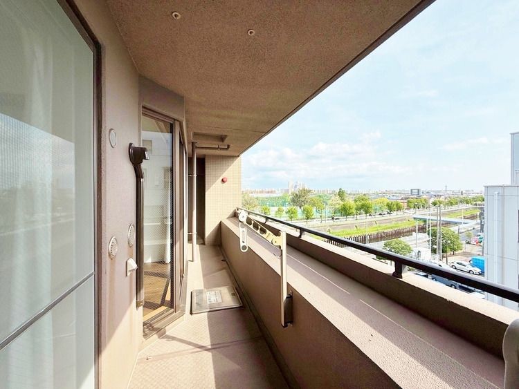 バルコニー 暮らしの中で、光と風を演出してくれるバルコニー。