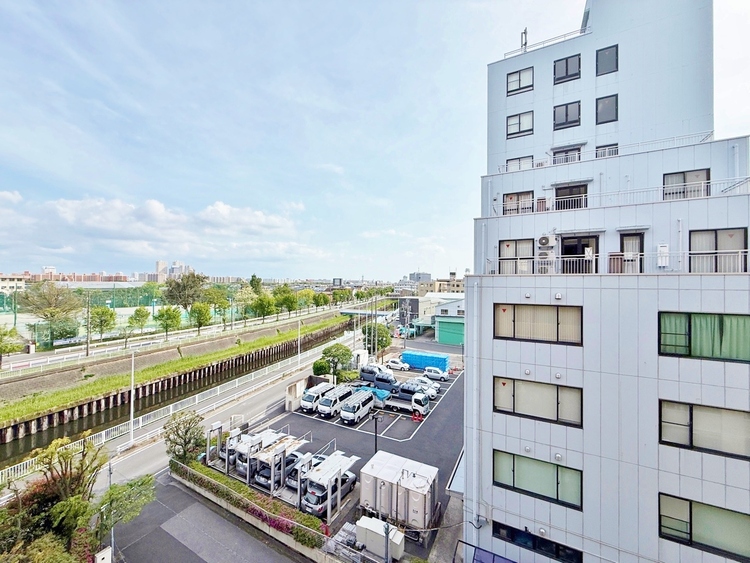 バルコニー 窓を開けると広がる青空。心をリフレッシュして日々を過ごしていきましょう。