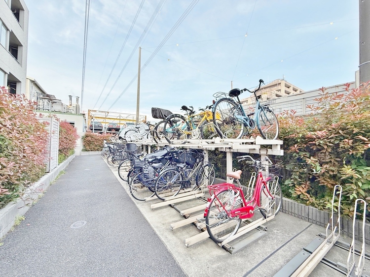 設備 整理整頓された駐輪場で、管理体制の良好さがうかがえます。