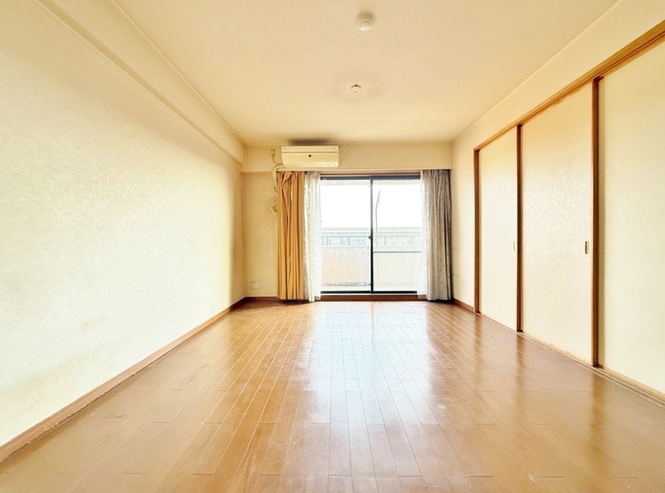 居間 忙しく過ぎゆく日常を置き去るほど、ゆったりした時間が流れるリビング。