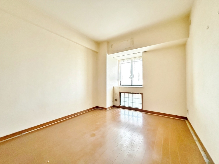 寝室 ベッドも十分に設置するスペースがあります。