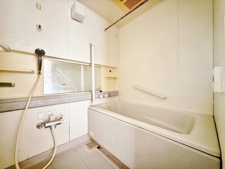 洗面 一日の疲れを癒すバスルームは、心地よいリラックスを叶える清潔感溢れる空間です。