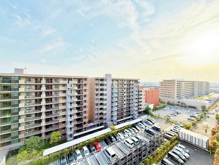 バルコニー 窓を開けると広がる青空。心をリフレッシュして日々を過ごしていきましょう。