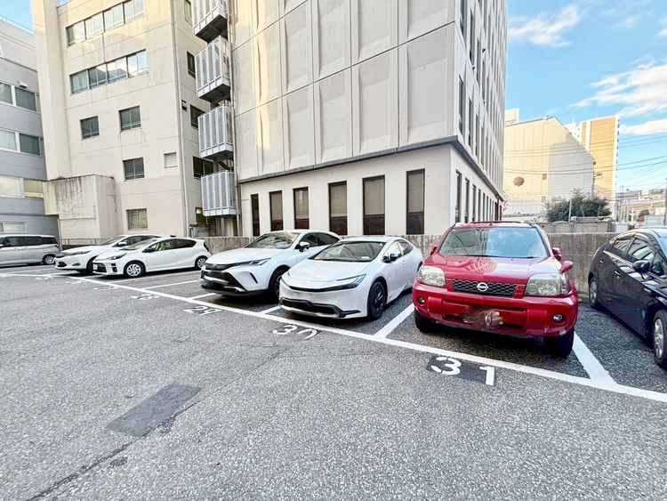 駐車場 本物件の駐車スペースです。車種制限のある場合もございますので、お気軽にお問い合わせくださいませ。