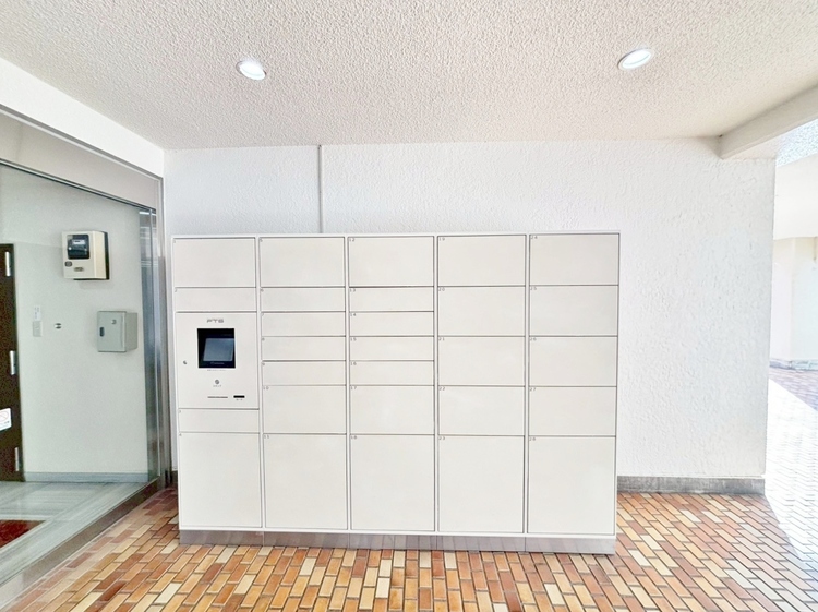 設備 共用部分の宅配ボックスです。留守中の荷物受け取りもできるので、安心して外出ができますね。