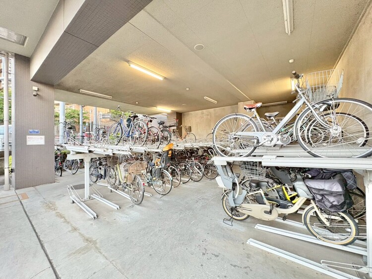 設備 きちんと整備された駐輪場。住む方の心遣いが感じられます。