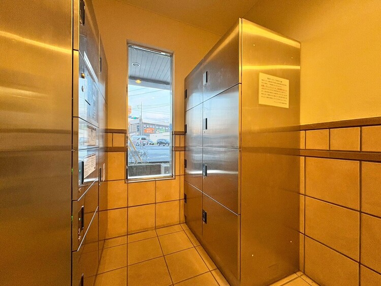 設備 外出中に活躍してくれる宅配ボックスが設置されています。家で宅配物を待たなくて済みますね。