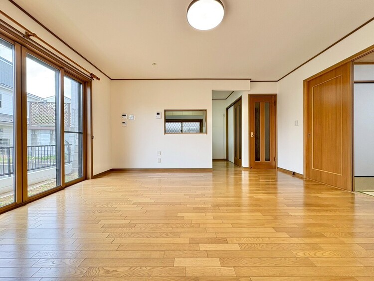 居間 忙しく過ぎゆく日常を置き去るほど、ゆったりした時間が流れるリビング。