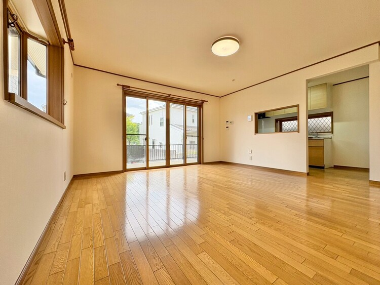 居間 居心地の良い空気感は、暮らしのステージを彩り、心からのやすらぎと満足感を与えてくれます。